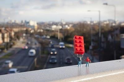 Todo es cuestión de escala o de perspectiva? Lo último de Slinkachu!