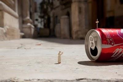 Todo es cuestión de escala o de perspectiva? Lo último de Slinkachu!