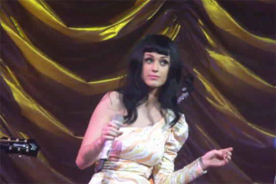 Katy Perry canta canción de Lady Gaga