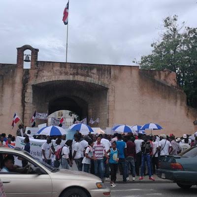 Protestan en Puerta del Conde por derecho a nacionalidad dominicana.