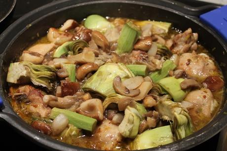 Pollo a la cerveza con setas y alcachofas