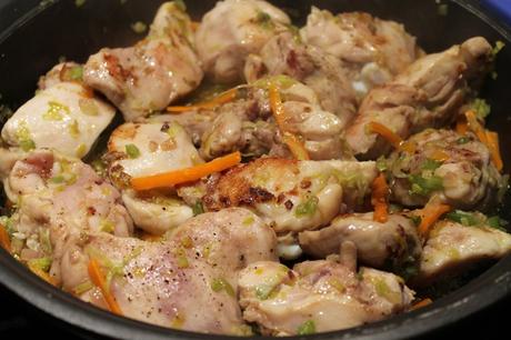 Pollo a la cerveza con setas y alcachofas