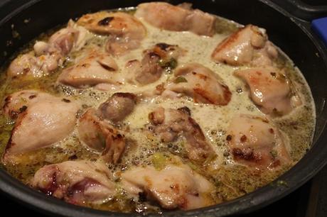 Pollo a la cerveza con setas y alcachofas