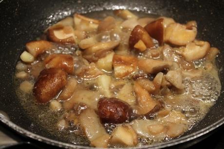 Pollo a la cerveza con setas y alcachofas