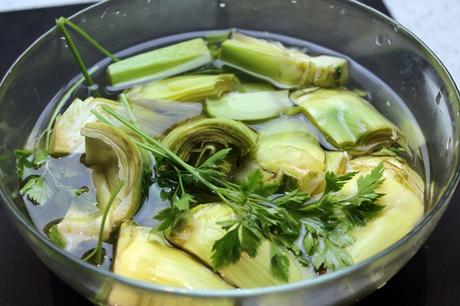 Pollo a la cerveza con setas y alcachofas