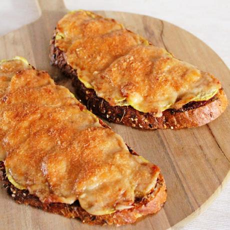 Tosta de calabacín tomate y queso