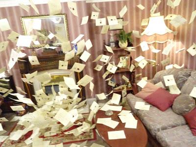 Interior de la casa de Harry Potter, con la escena de la llegada masiva de cartas 