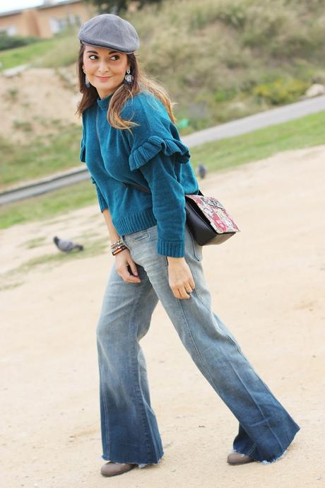 Con pantalones de campana