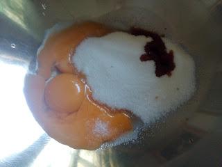 BIZCOCHO DE CHOCOLATE RELLENO DE MERMELADA, GLASEADO CON CARAMELO CHOCOLATEADO