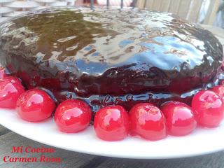 BIZCOCHO DE CHOCOLATE RELLENO DE MERMELADA, GLASEADO CON CARAMELO CHOCOLATEADO