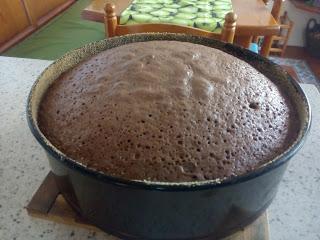 BIZCOCHO DE CHOCOLATE RELLENO DE MERMELADA, GLASEADO CON CARAMELO CHOCOLATEADO