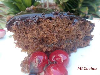 BIZCOCHO DE CHOCOLATE RELLENO DE MERMELADA, GLASEADO CON CARAMELO CHOCOLATEADO