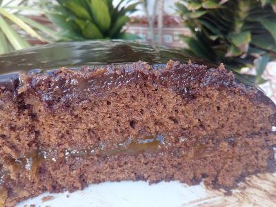 BIZCOCHO DE CHOCOLATE RELLENO DE MERMELADA, GLASEADO CON CARAMELO CHOCOLATEADO