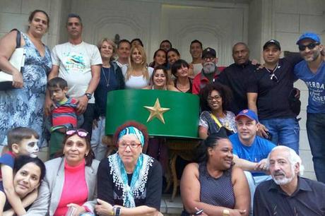Desde Argentina a Cuba, réplica gigante de la gorra de Fidel