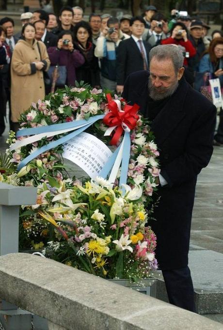 La traductora japonesa de Fidel cuenta sus anécdotas Fidel coloca ofrenda en homenaje a las víctimas del bombsrdeo nuclar en Hiroshima