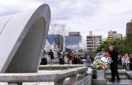 La traductora japonesa de Fidel cuenta sus anécdotas El Comandante en Jefe Fidel Castro Ruz, durante su visita a la ciudad de Hiroshima, en Japón, el 3 de agosto de 2003, depositó una ofrenda floral ante el monumento a las victimas del bombardeo nuclear norteamericano ocurrido en agosto de 1945. AIN FOTO ARCHIVO/Pablo PILDAIN ROCHA