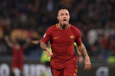 La Roma vence al Lazio y se aferra a la pelea