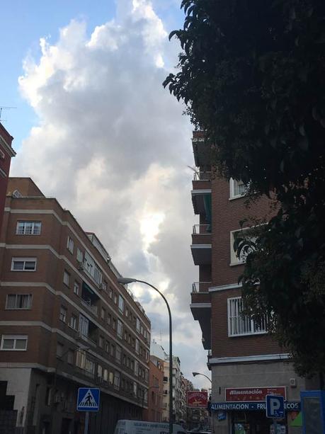 La imagen puede contener: nubes, cielo y exterior