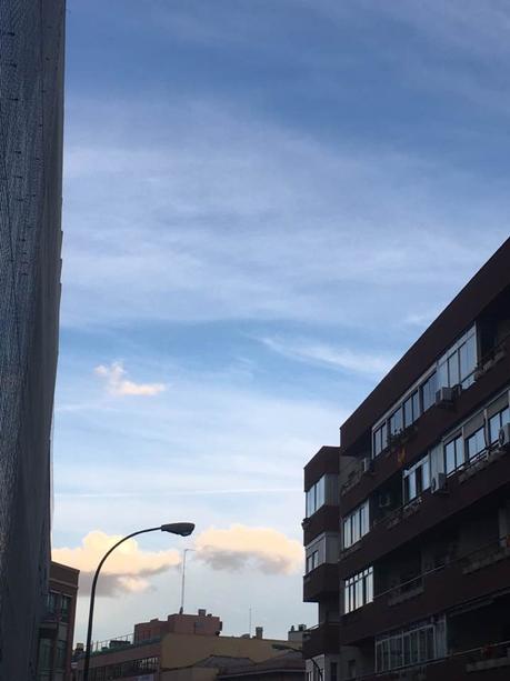 La imagen puede contener: cielo, nubes y exterior