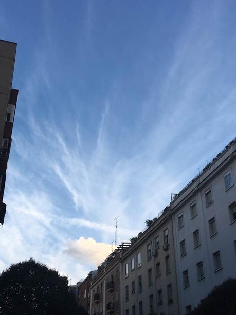 La imagen puede contener: cielo, nubes, árbol y exterior