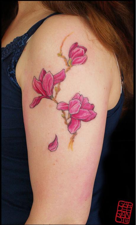 Ideas de Tatuajes para mujeres de magnolias rosadas