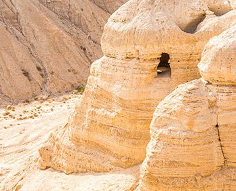 Las cuevas cercanas a la comunidad de Qumran, como esta, albergaban los Rollos del Mar Muerto.