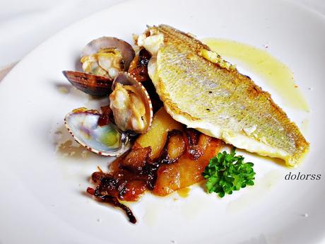 Besugo con manzana encebollada y almejas