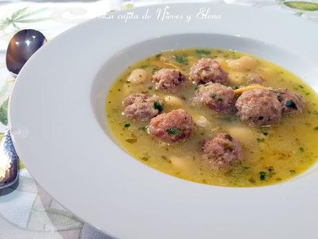 Judiones con almejas y albondiguitas de cordero en salsa verde