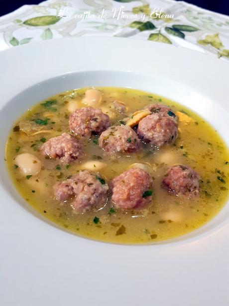 Judiones con almejas y albondiguitas de cordero en salsa verde