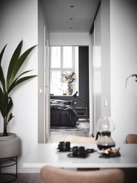 planta abierta mini piso decoración estilo nórdico negro estilo nórdico blanco estilo escandinavo dormitorio en negro diáfano decoración negro 