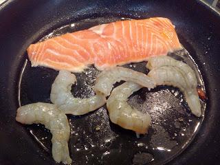 SALMON CON LANGOSTINOS Y MEJILLONES EN CREMA DE MARISCO.