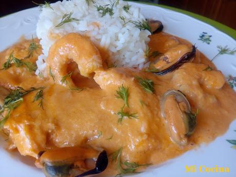 SALMON CON LANGOSTINOS Y MEJILLONES EN CREMA DE MARISCO.