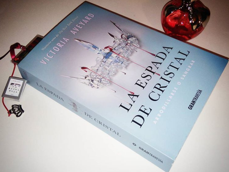 La Reina Roja #2. La espada de cristal, de Victoria Aveyard. La Reina Roja #2. La espada de cristal, de Victoria Aveyard.