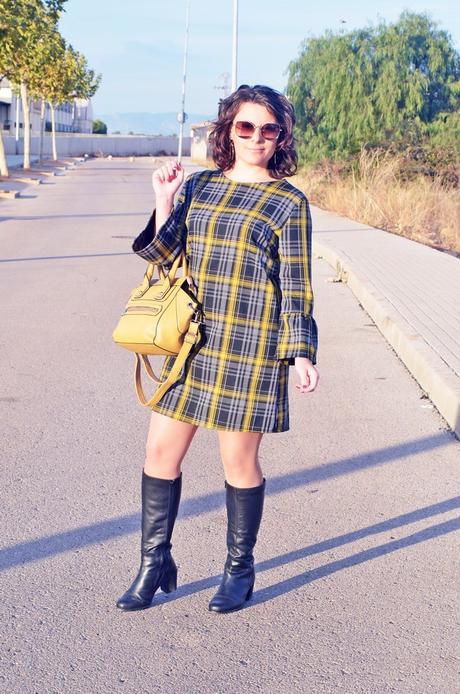 Vestido de cuadros y mangas acampanadas