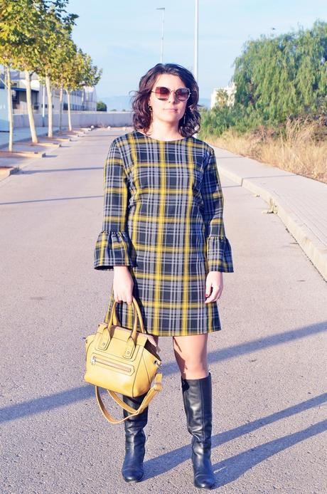 Vestido de cuadros y mangas acampanadas