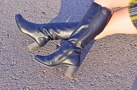 Vestido de cuadros y mangas acampanadas