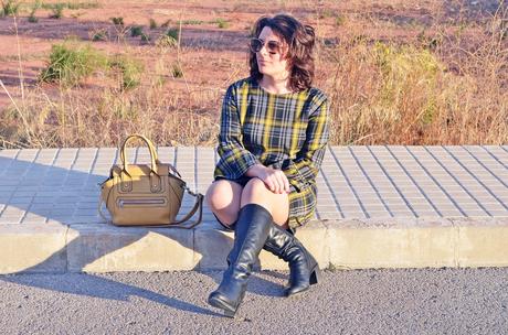 Vestido de cuadros y mangas acampanadas