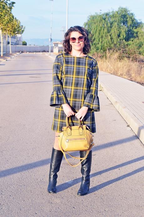 Vestido de cuadros y mangas acampanadas