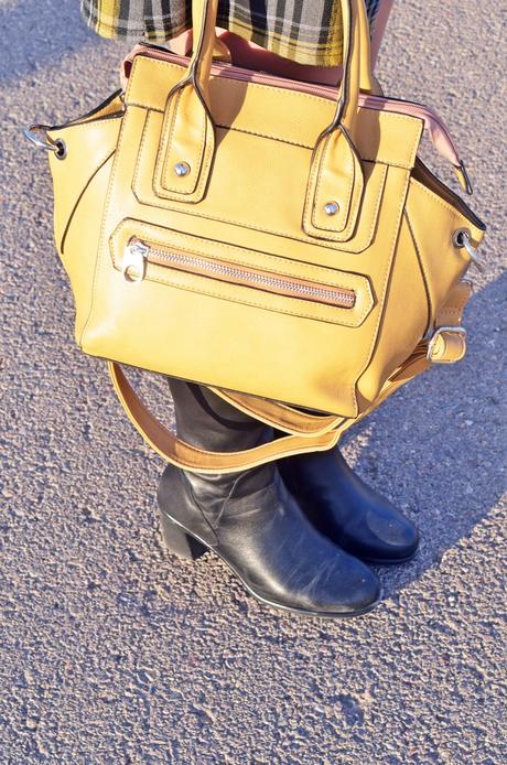 Vestido de cuadros y mangas acampanadas