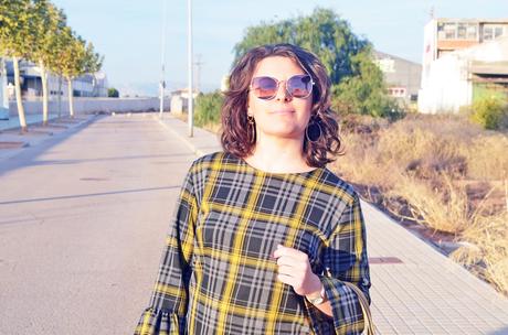 Vestido de cuadros y mangas acampanadas