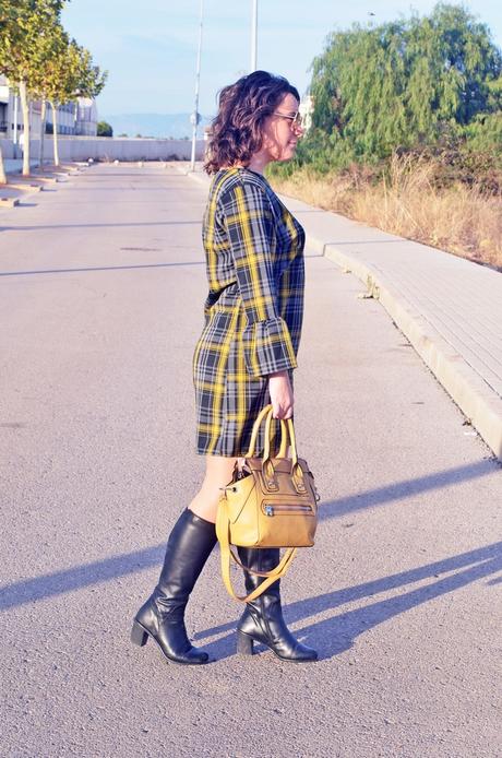 Vestido de cuadros y mangas acampanadas