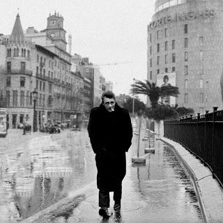 Gene Kelly canta bajo la lluvia en Canaletas