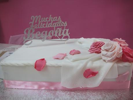 TARTA DE CUMPLEAÑOS CON ROSAS Y GALLETAS DE MUÑECA