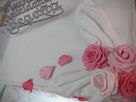 TARTA DE CUMPLEAÑOS CON ROSAS Y GALLETAS DE MUÑECA