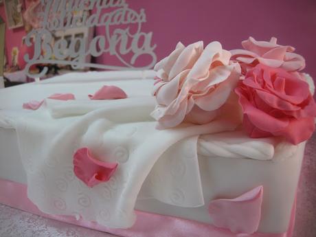 TARTA DE CUMPLEAÑOS CON ROSAS Y GALLETAS DE MUÑECA