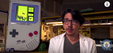 Estudiante sorprende con Game Boy de más de 1 metro Estudiante sorprende con Game Boy de más de 1 metro