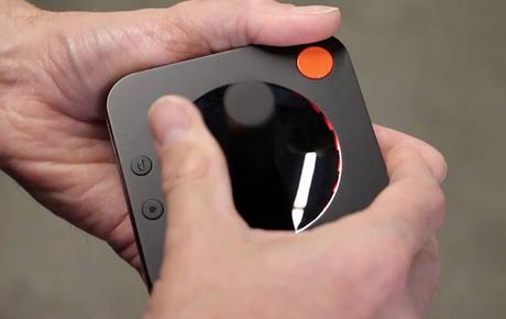 Se muestra el mando de Ataribox
