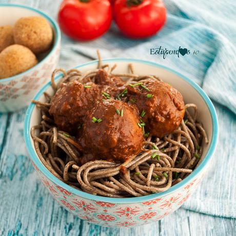 Espaguetis con albóndigas veganas y salsa de tomate y albahaca yespaguetis-con-albondigas-veganas-y-salsa-de-tomate-y-albahaca