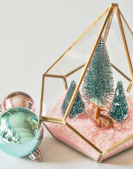 9 Diy terrarios de Navidad https://designingvibes.com/modern-christmas-terrarium-diy/