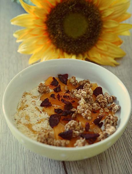 BOWL DE YOGUR CON KAKI, AVENA, CEREALES Y REMOLACHA CRUJIENTE BOWL DE YOGUR CON KAKI, AVENA, CEREALES Y REMOLACHA CRUJIENTE